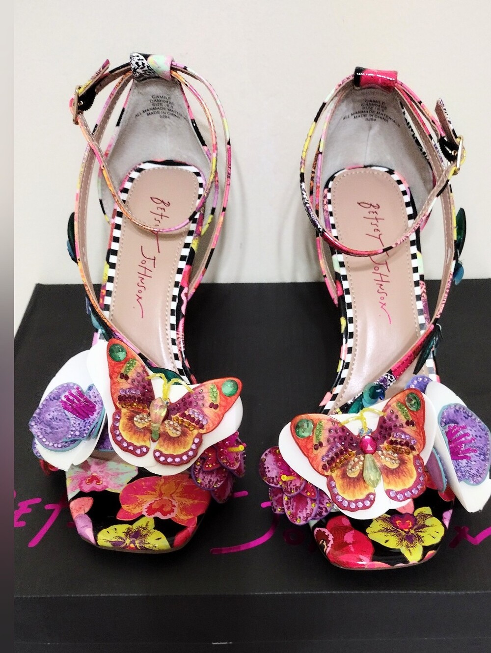 Betsey Johnson Sz 6.5 Chic Multicolor Floral Butterfly Appliqué Heels - Picture 6 of 14